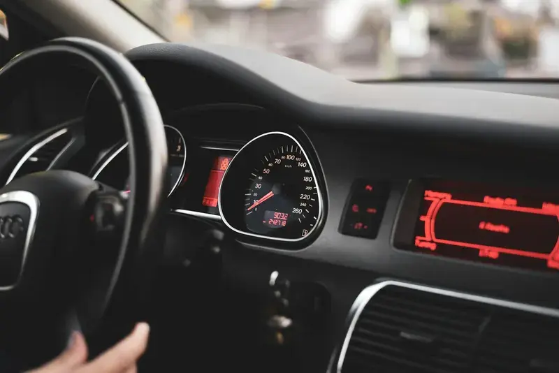 Tablero de un carro desde el asiento del conductor
