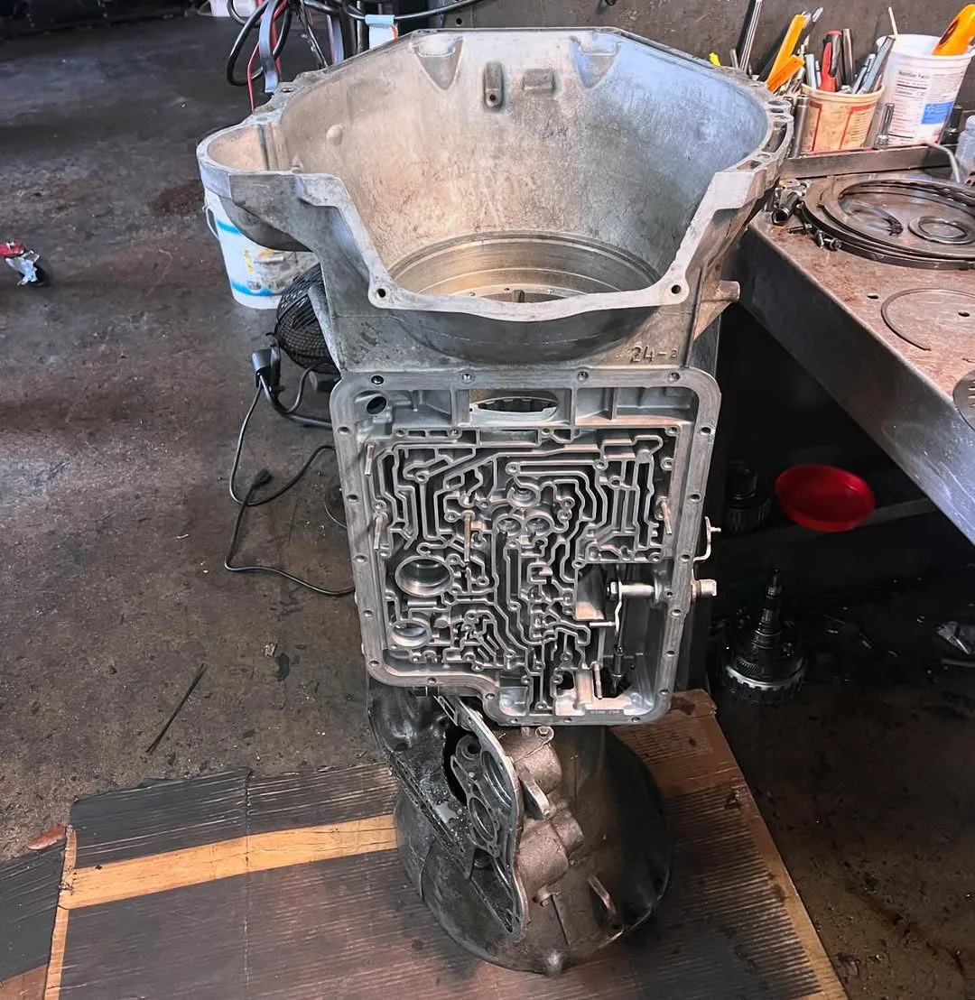 Caja de transmisión automática parada, con los conductos del cuerpo de válvulas a la vista