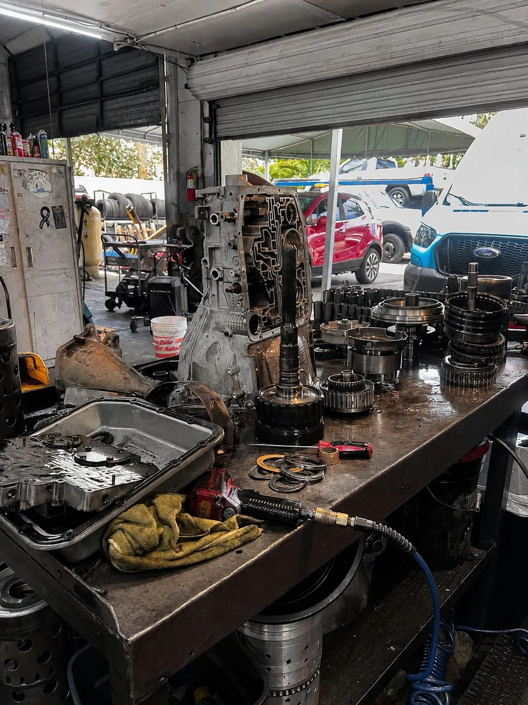 Transmisión automática desarmada en la mesa de trabajo: la caja, los tambores del clutch y los engranajes